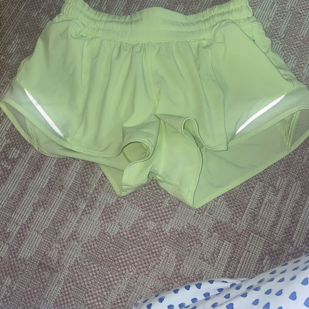 Lululemon hotty hot shorts size 4 2.5 inch